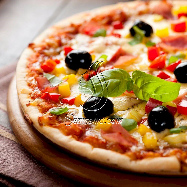 طريقة عمل بيتزا البسطرمة بالفلفل الملون والزيتون