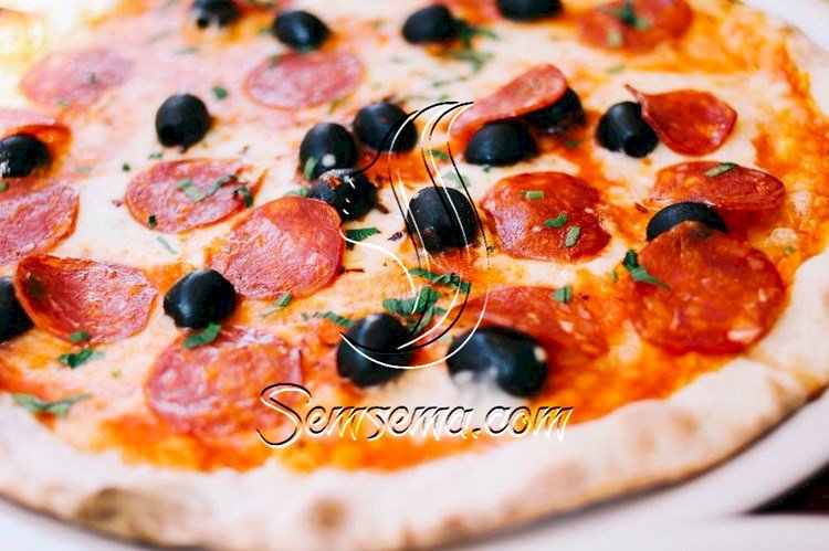 طريقة عمل بيتزا بالبيروني والزيتون