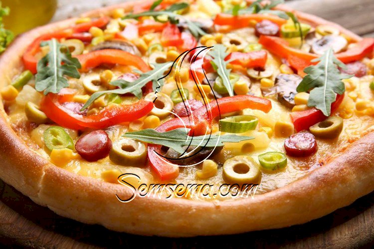طريقة عمل بيتزا بالخضروات والسوسيس