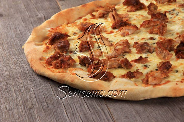 طريقة عمل بيتزا السجق بالتوابل الإيطالية
