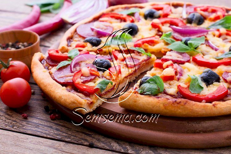 طريقة عمل بيتزا البيبروني بالفلفل الأحمر