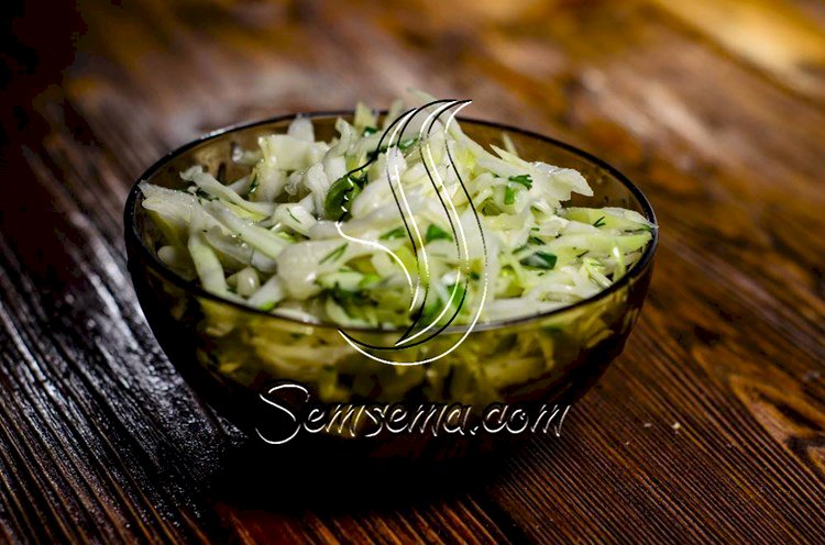 طريقة عمل سلطة كرنب بالبصل الأخضر