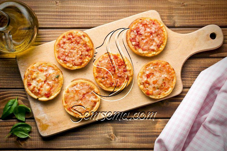 طريقة عمل الميني بيتزا بالطماطم والموزاريللا