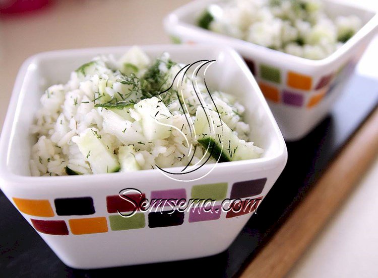 طريقة عمل سلطة الأرز بالخيار والبصل