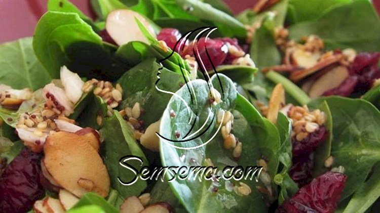 طريقة عمل سلطة التوت والسبانخ