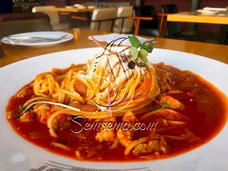 طريقة عمل شوربة الإسباجيتي بصلصة الطماطم