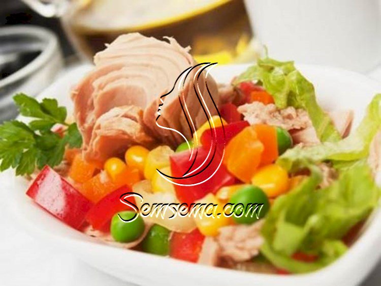 التونة مع الذرة غذاء كامل