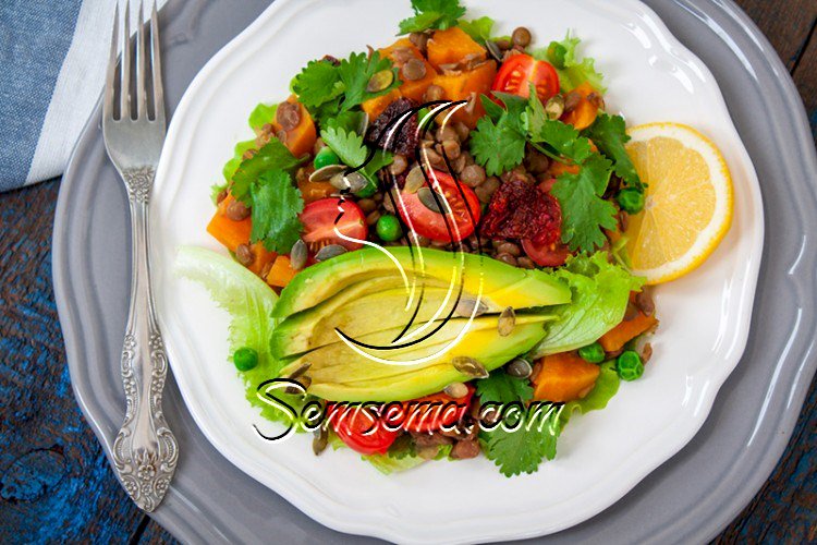 سلطة الأفوكادو بالكزبرة الخضراء