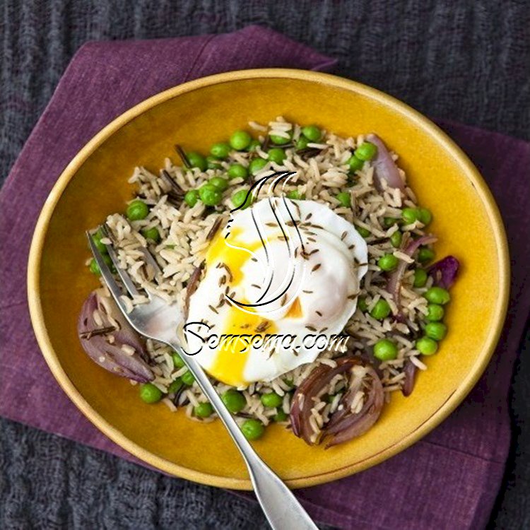 سلطة الأرز والبازلاء بالبيض