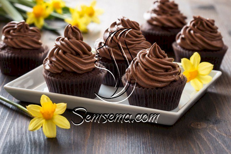 كب كيك الشوكولاتة بالكريمة