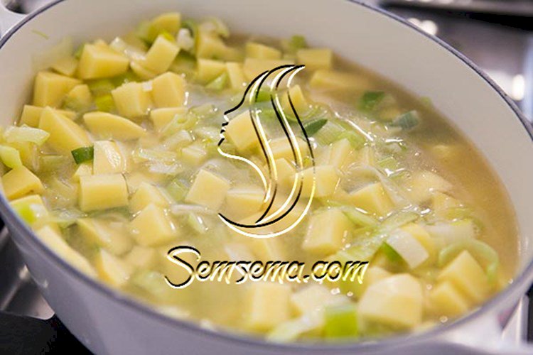شوربة البطاطس والكراث صحية وشهية