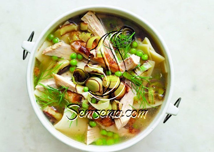 طريقة عمل شوربة نودلز بالدجاج والخضروات