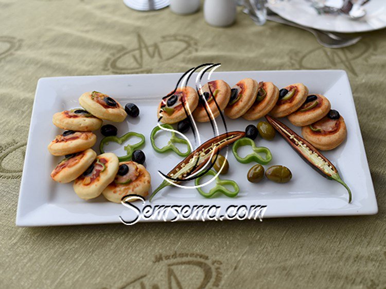 ميني بيتزا بالخضار.. هشة ورائعة