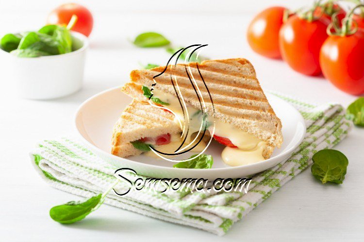 ساندويش الجبن مع الطماطم والسبانخ للفطور