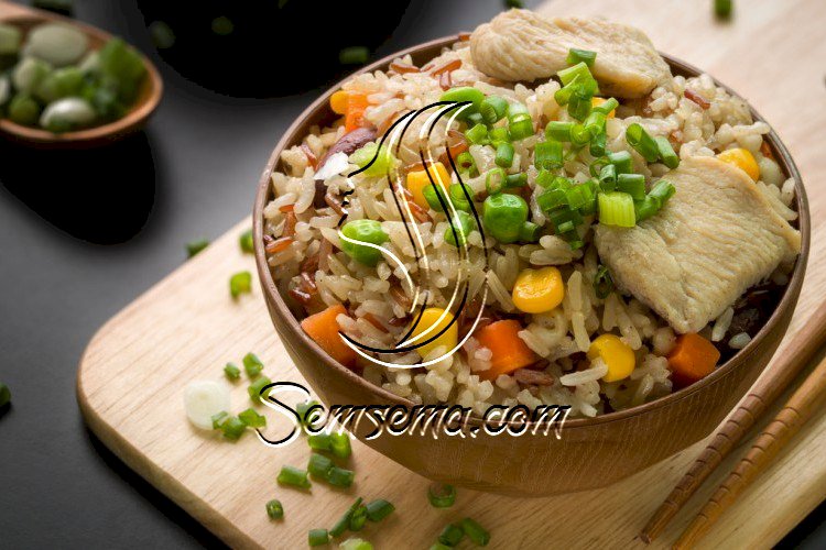 أرز مقلي بالدجاج والخضار