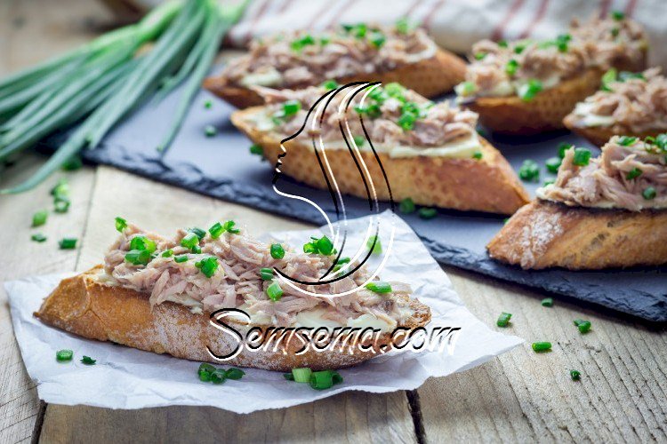 شرائح الخبز مع التونة والبصل الأخضر